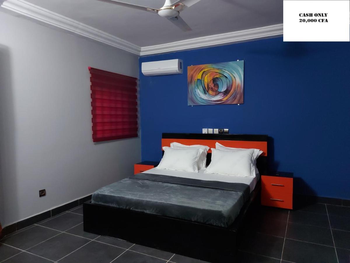 Royal Blue Guest House & Bar Lome Ngoại thất bức ảnh