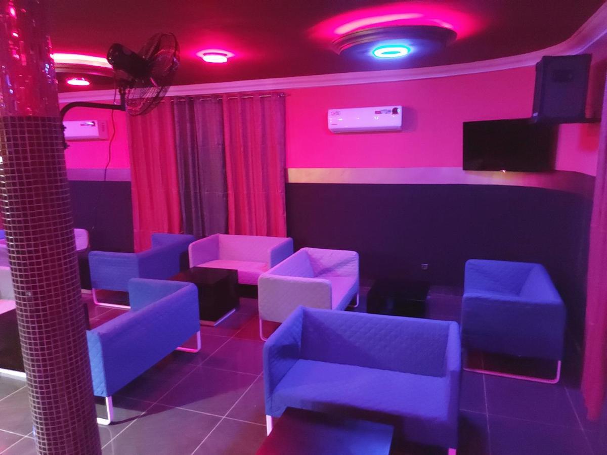 Royal Blue Guest House & Bar Lome Ngoại thất bức ảnh
