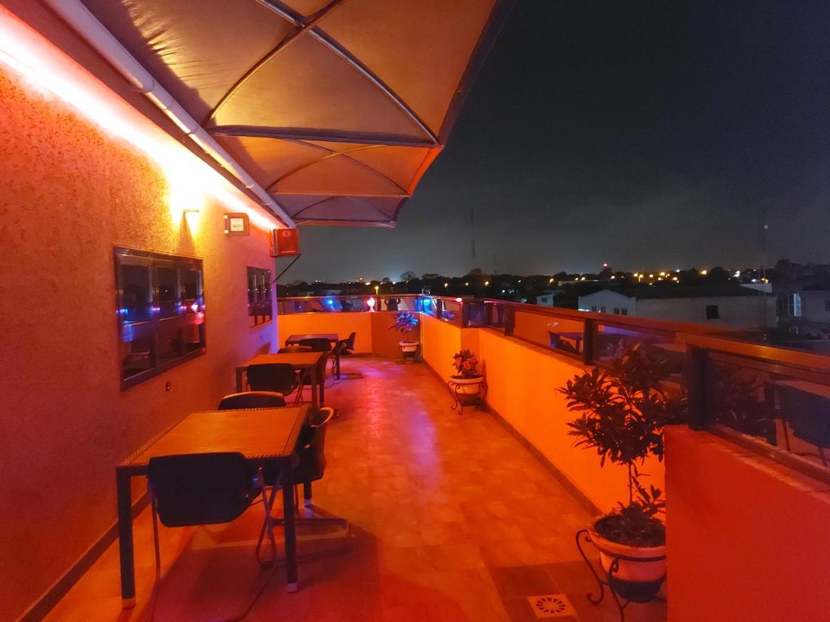 Royal Blue Guest House & Bar Lome Ngoại thất bức ảnh