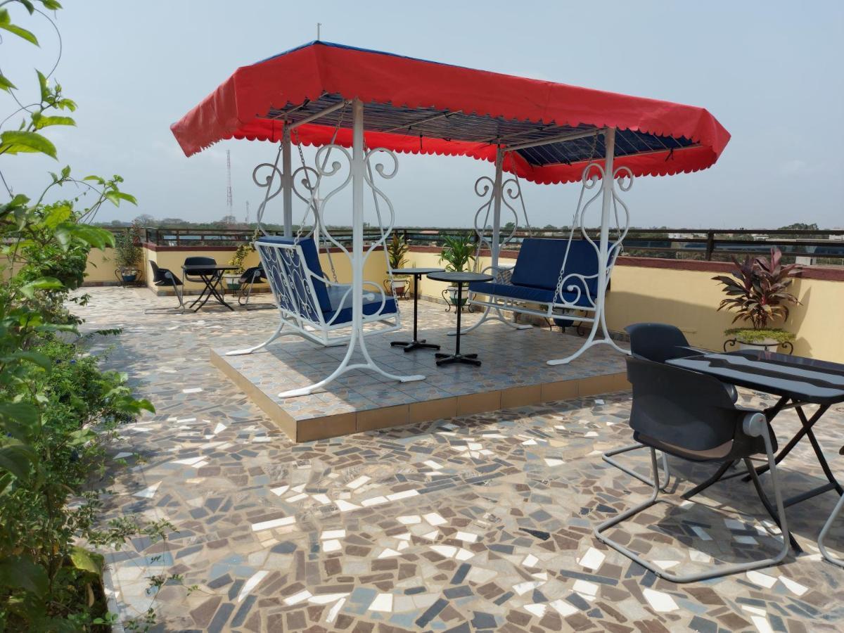 Royal Blue Guest House & Bar Lome Ngoại thất bức ảnh