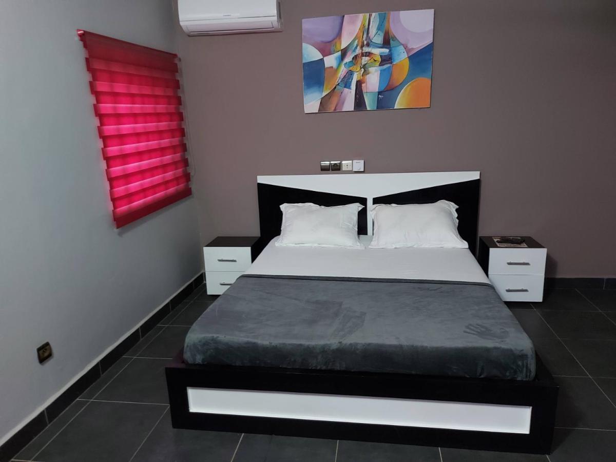 Royal Blue Guest House & Bar Lome Ngoại thất bức ảnh