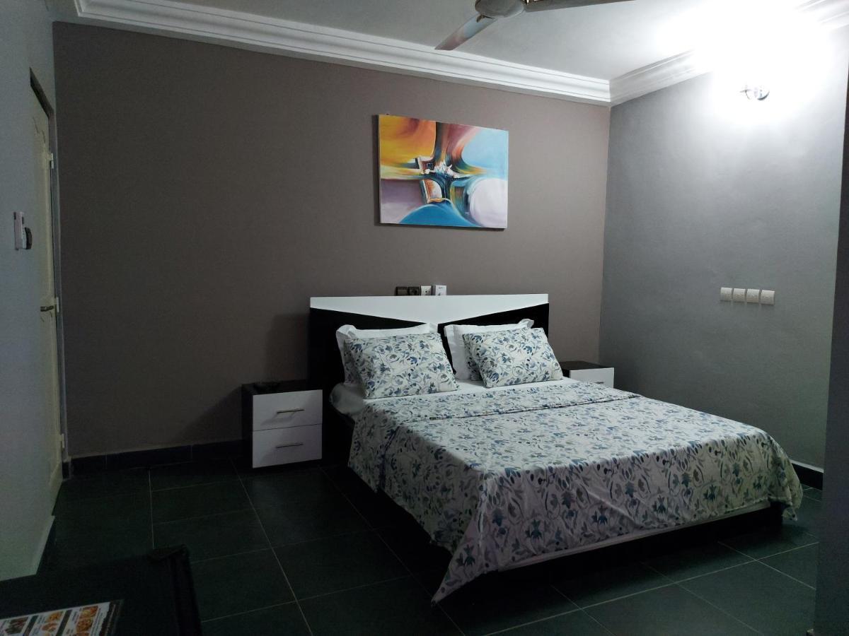Royal Blue Guest House & Bar Lome Ngoại thất bức ảnh