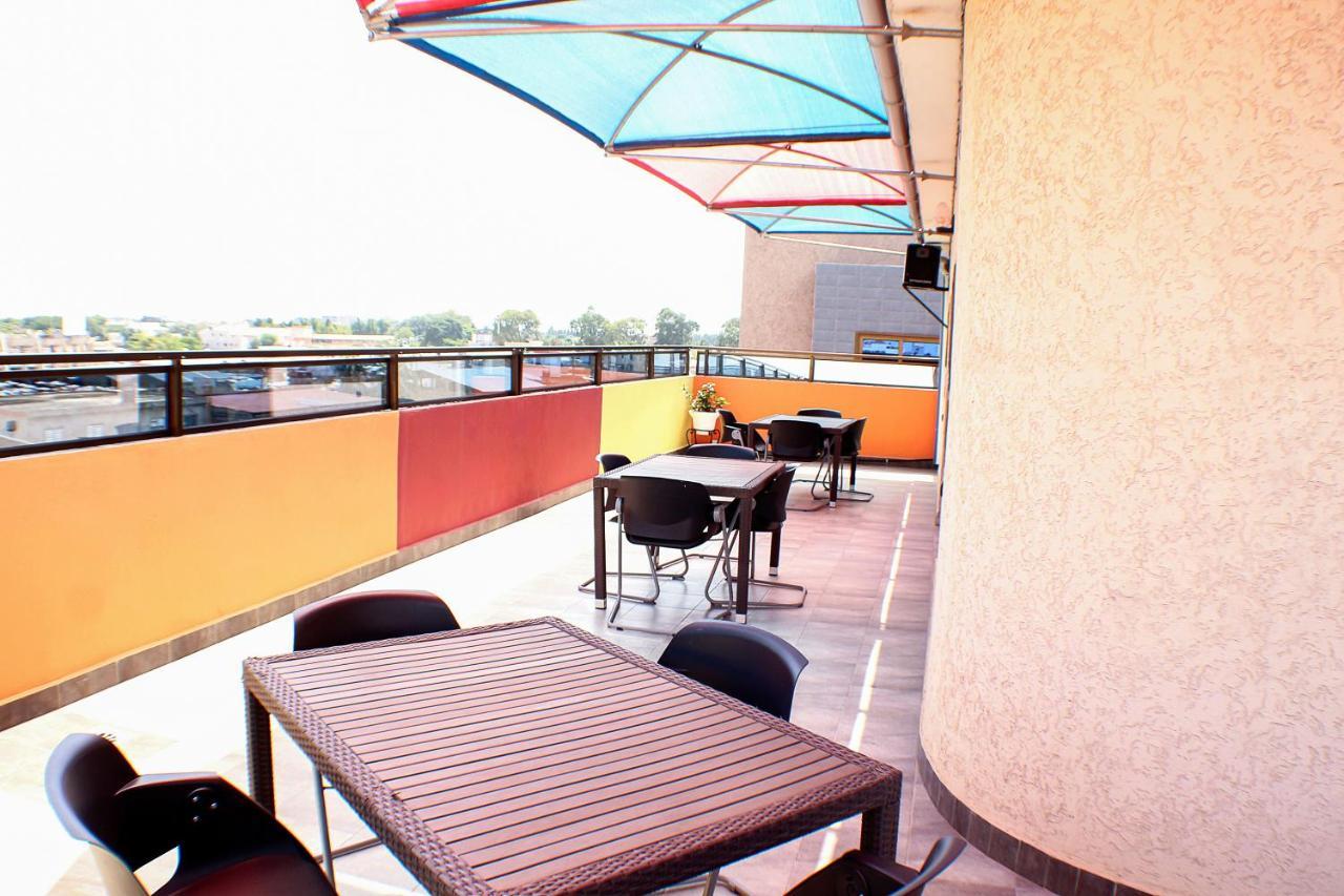 Royal Blue Guest House & Bar Lome Ngoại thất bức ảnh