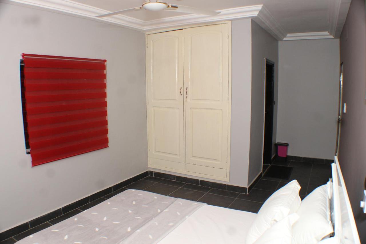 Royal Blue Guest House & Bar Lome Ngoại thất bức ảnh