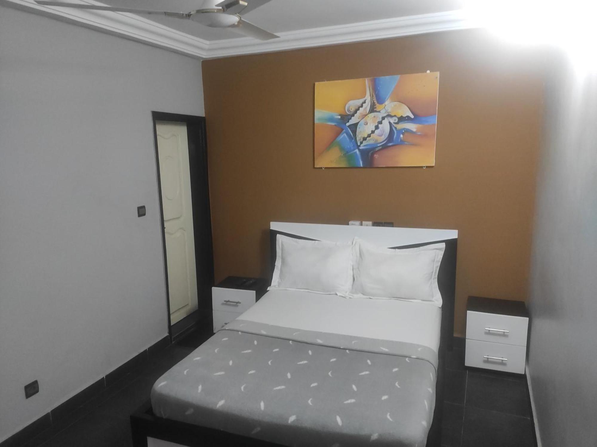 Royal Blue Guest House & Bar Lome Ngoại thất bức ảnh