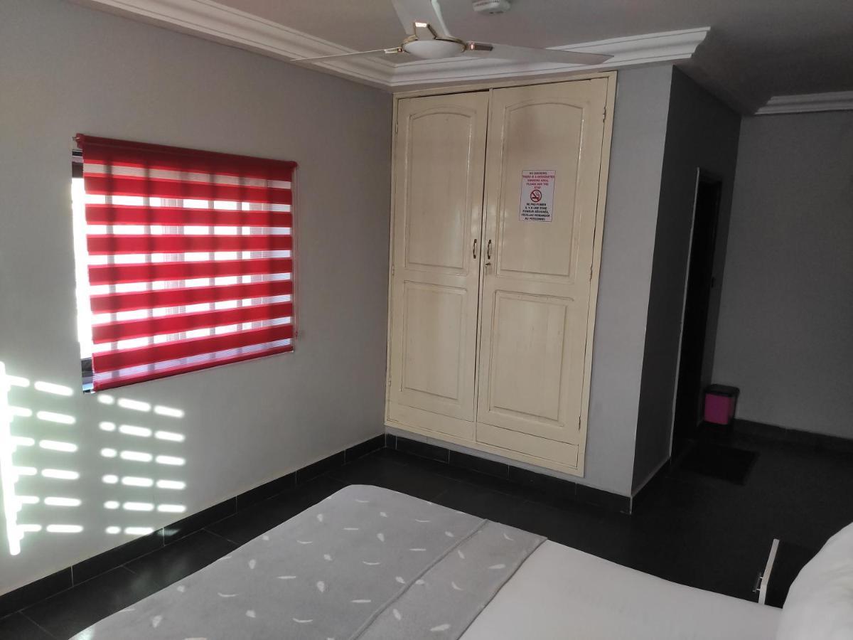 Royal Blue Guest House & Bar Lome Ngoại thất bức ảnh