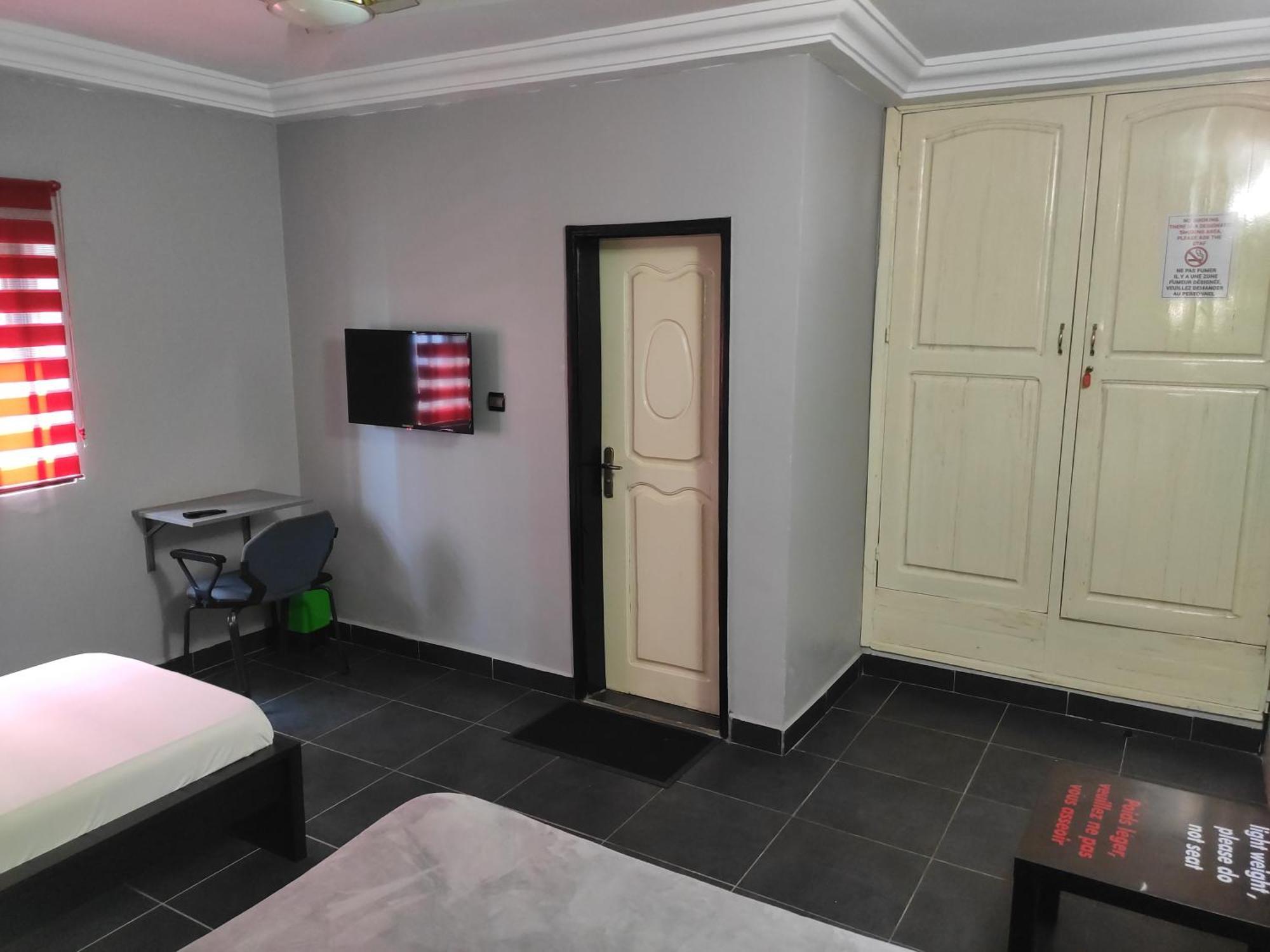 Royal Blue Guest House & Bar Lome Ngoại thất bức ảnh