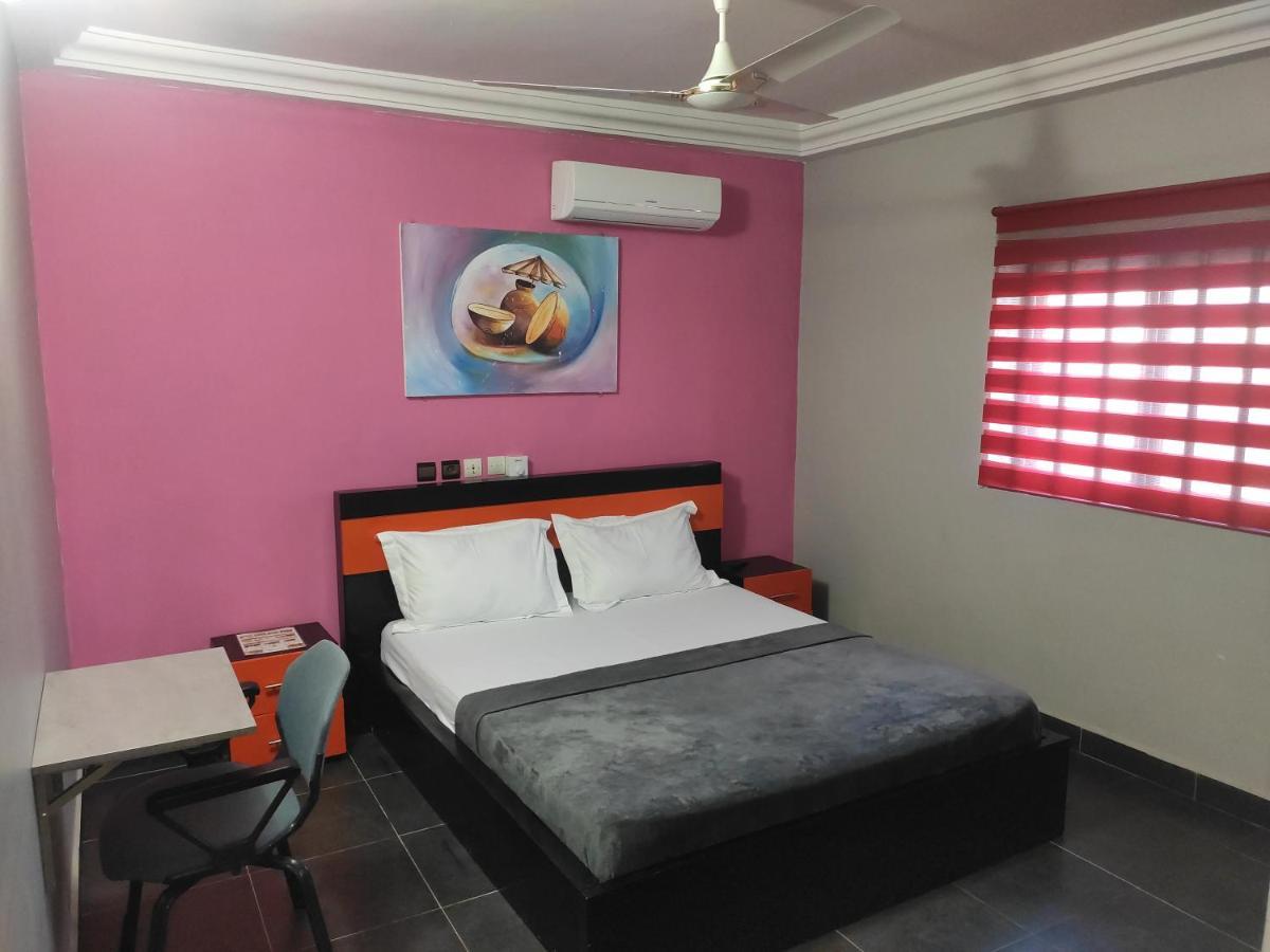 Royal Blue Guest House & Bar Lome Ngoại thất bức ảnh