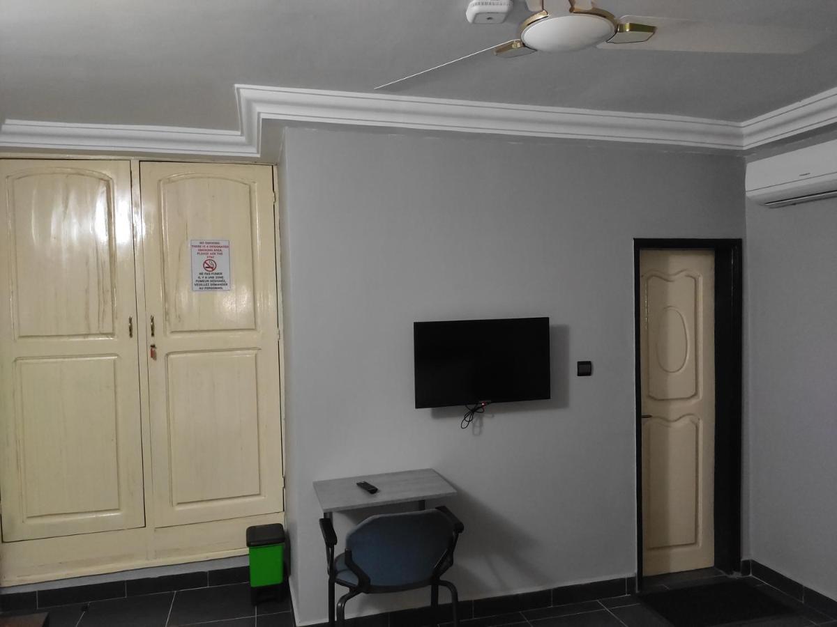 Royal Blue Guest House & Bar Lome Ngoại thất bức ảnh