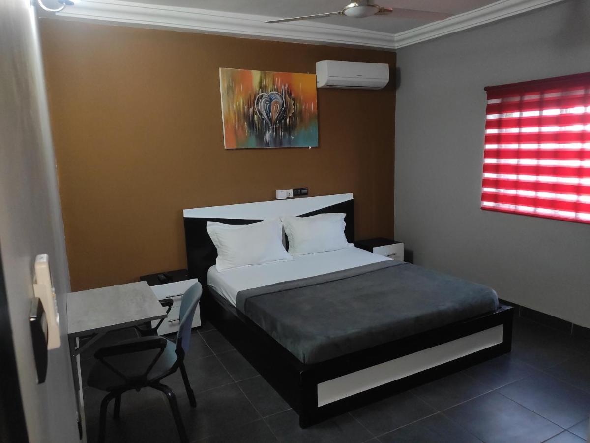 Royal Blue Guest House & Bar Lome Ngoại thất bức ảnh