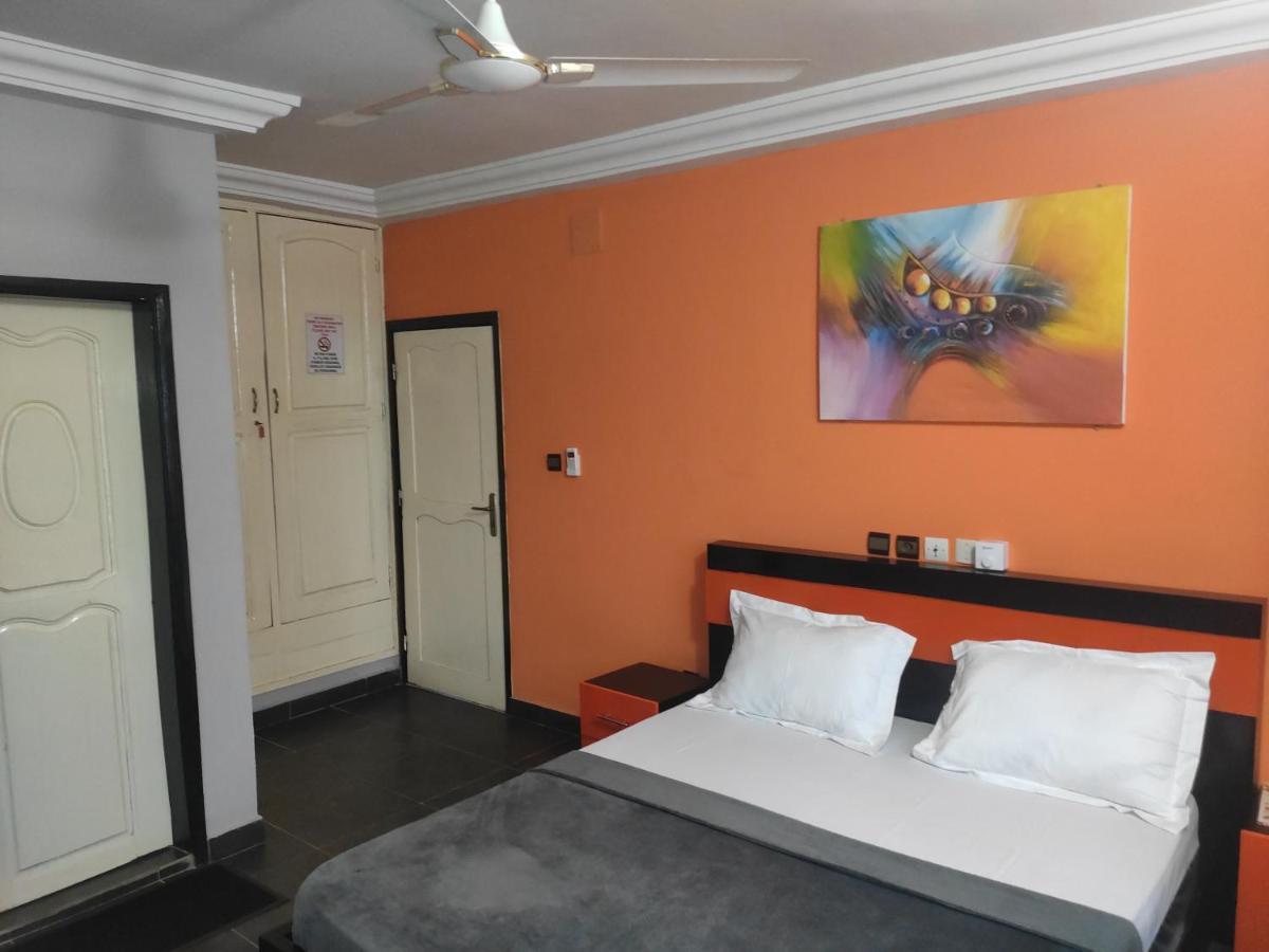 Royal Blue Guest House & Bar Lome Ngoại thất bức ảnh