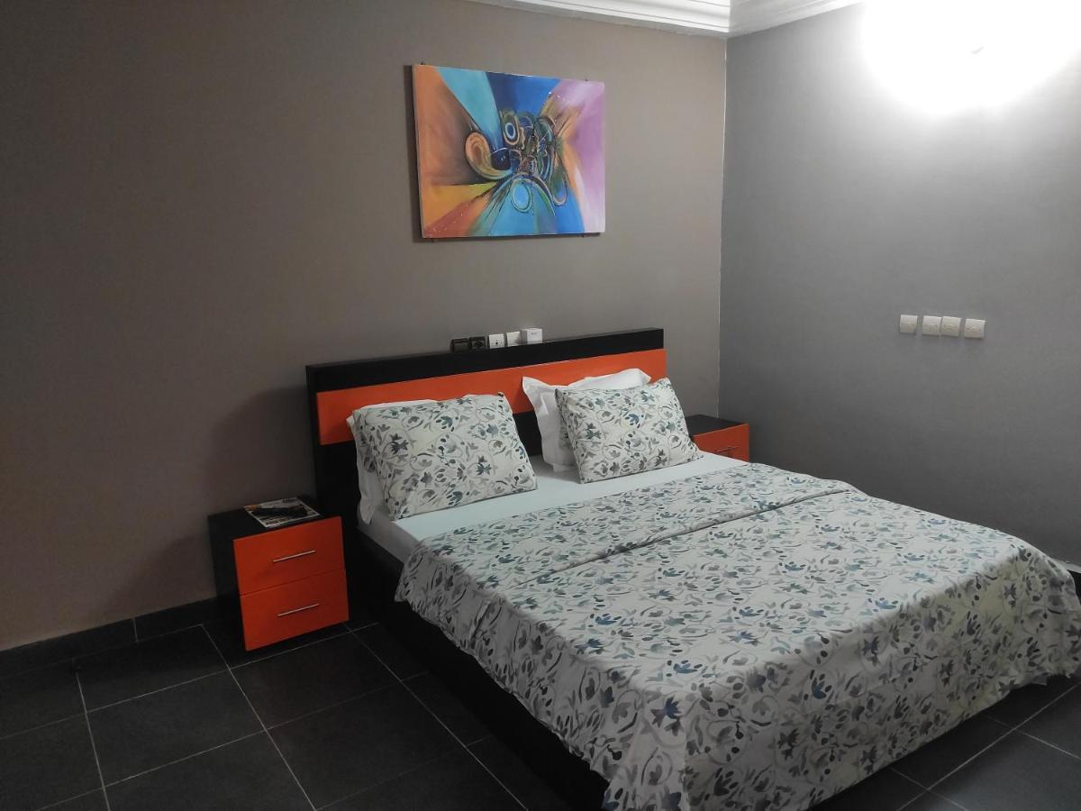 Royal Blue Guest House & Bar Lome Ngoại thất bức ảnh